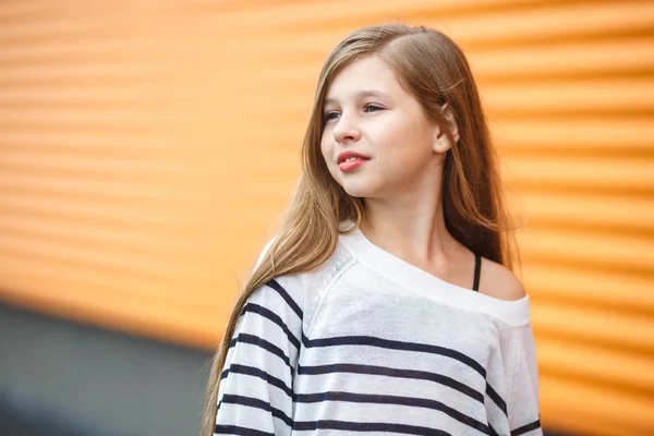 Gros Plan Portrait Mignon Sourire Petite Fille Modèle Veste Rayée — Photo