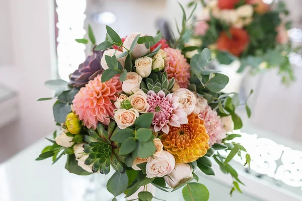 Heller Hochzeitsstrauß Aus Sommer Dahlien Und Rosen — Stockfoto