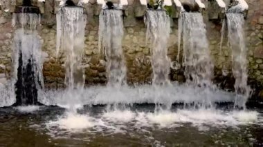 Damm küçük yerel atık su arıtma tesisi tesisi üzerinde. Sıralama ve atık su işleme için iş.