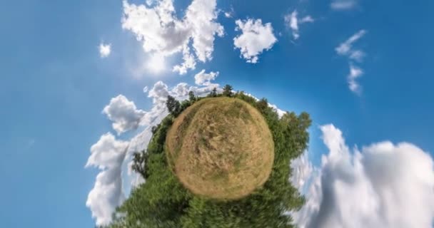 Küçük Gezegen Dönüşümü Tam Uçuşu Panorama Manzara Muhteşem Bulutlar Ile — Stok video
