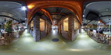 Minsk, Beyaz Rusya - 31 Ekim 2015: Panorama bilgisayarlarla modern coworking iç şık koridorda. Tam 360 tarafından 180 seamless panorama equirectangular küresel projeksiyon. VR içeriği