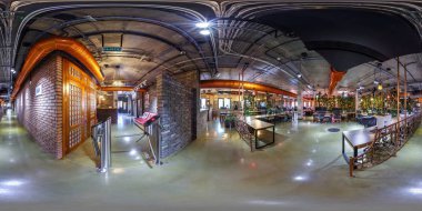 Minsk, Beyaz Rusya - 31 Ekim 2015: Panorama bilgisayarlarla modern coworking iç şık koridorda. Tam 360 tarafından 180 seamless panorama equirectangular küresel projeksiyon. VR içeriği