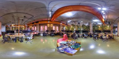 Minsk, Beyaz Rusya - 31 Ekim 2015: Panorama çanta sandalye ile modern coworking iç çalışma odasında. Eşit aralıklı dikdörtgen küresel projeksiyon tarafından tam 360 180 derece sorunsuz panorama. VR içeriği