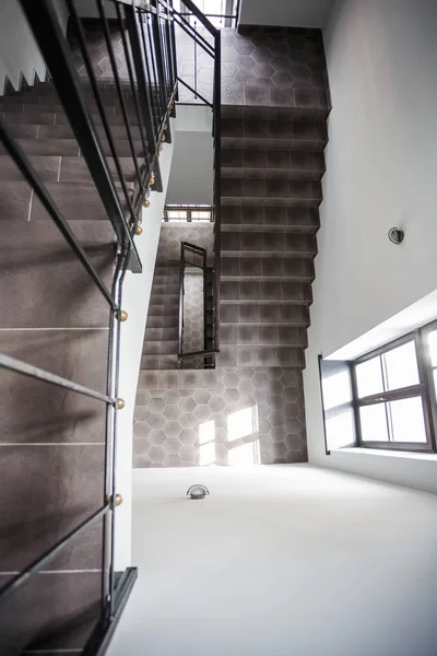 계단과 계단에 새로운 사무실 건물에 사다리를 — 스톡 사진