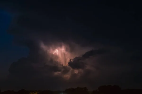 サンダー ボルトをもたらす重い曇り背景に稲妻の閃光 — ストック写真