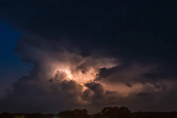在一个沉重的多云背景闪电带来雷电螺栓 — 图库照片