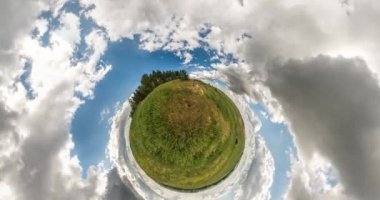 Küçük gezegen dönüşümü uzay eğriliği. tam uçuşu panorama manzara muhteşem bulutlar ile güneşli gün alanında. Hiçbir Vr