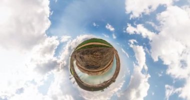 Küçük gezegen dönüşümü uzay eğriliği. tam uçuşu panorama manzara muhteşem bulutlar ile güneşli gün alanında. Hiçbir Vr