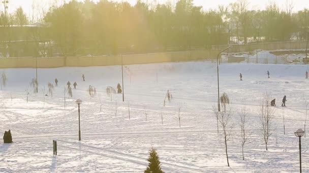 Діти Вчаться Кататися Лижах Шкільному Стадіоні Зимовий Морозний День — стокове відео