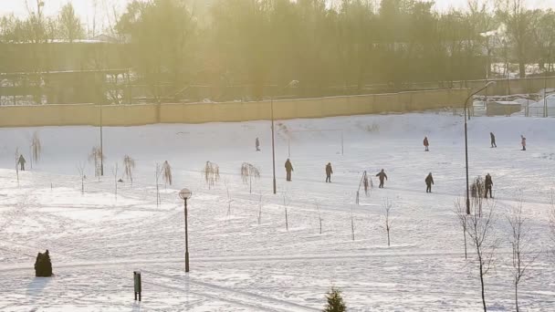 Παιδιά Μαθαίνουν Κάνουν Σκι Στο Γήπεδο Σχολείο Μια Ημέρα Ψυχρός — Αρχείο Βίντεο