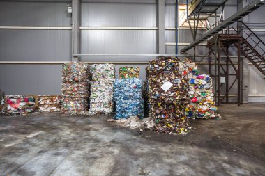 Plastik işleme tesisi atık arıtma, çöp balya. Separatee ve depolama daha fazla bertarafı için çöp geri dönüşüm, sıralama çöp. Sıralama ve atık işleme için iş.