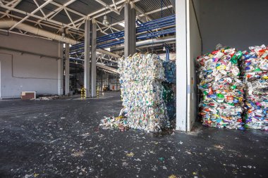 Plastik işleme tesisi atık arıtma, çöp balya. Separatee ve depolama daha fazla bertarafı için çöp geri dönüşüm, sıralama çöp. Sıralama ve atık işleme için iş.