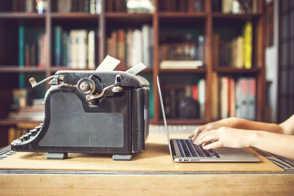 Mujer Manos Tipo Cuaderno Moderno Vieja Máquina Escribir Cubierta Polvo —  Fotos de Stock