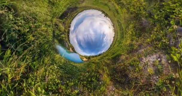 Kleine Planetentransformation Mit Raumkrümmung Volle Flyby Panoramalandschaft See Bei Sonnigem — Stockvideo