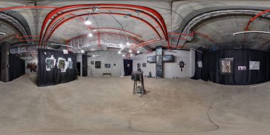 Minsk, Beyaz Rusya - Aralık 9, 2017:360 Panorama çağdaş sanat sergisi, iç Galerisi. Eşit aralıklı dikdörtgen küresel projeksiyon tarafından tam 360 180 derece seamless panorama. VR Ar içeriği