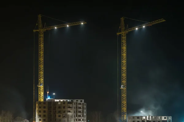 Żurawie Wieżowe Niedokończone Wielokondygnacyjnych Wysokie Budynki Budowie Nocy Placu Budowy — Zdjęcie stockowe