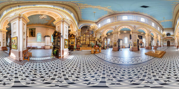ГРОДНО, БЕЛАРУС - 4 июня 2014 года: 360 панорамный вид на интерьер красивой православной церкви. Полная 360 на 180 градусов бесшовная панорама в равнопрямоугольной сферической проекции. Skybox для контента AR
