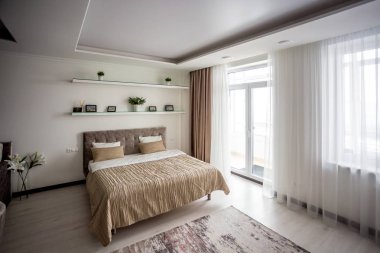 Minsk, Beyaz Rusya - Ocak, 2019: İç pahalı daire açık renk tarzında düz çatı katında modern yatak odası