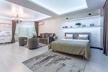 Minsk, Beyaz Rusya - Ocak, 2019: İç çatı katında açık renk tarzında düz neon ışık pahalı dairelerde modern yatak odası