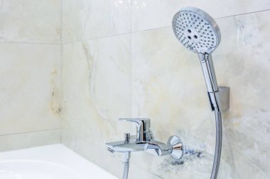 Duş eklentisi olan bir köşedeki duş kabininin ayrıntıları