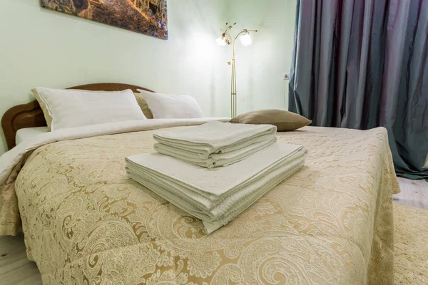 Πετσέτες Και Μαξιλάρια Στο Κρεβάτι Στο Εσωτερικό Του Μοντέρνα Κρεβατοκάμαρα — Φωτογραφία Αρχείου