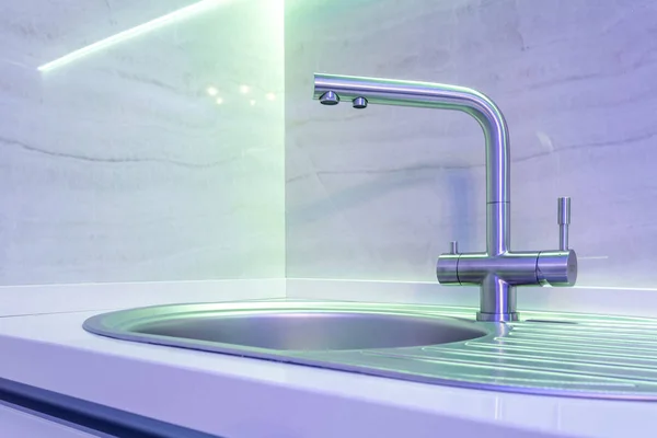 Wasserhahn Waschbecken Mit Wasserhahn Teurer Loft Küche Neonlicht — Stockfoto