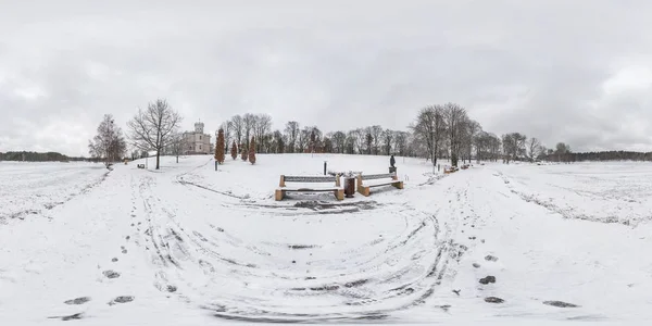 在湖边的公园长椅上 冬季全天候无缝球面全景360度 道路上灰色苍白的天空呈等长方形投影 Ar含量 — 图库照片