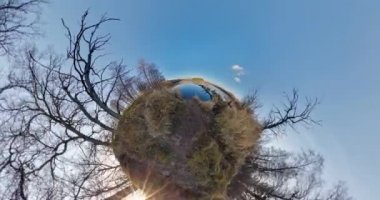 Küçük gezegen dönüşümü uzay eğriliği. tam uçuşu panorama Nehri yakınında eski meşe ormanında peyzaj gökyüzüne kadar artış. Hiçbir Vr