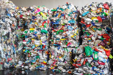 Modern, plastik preslenmiş balya tehlikeli işleme tesisi atık. Ayrı çöp toplama. Geri dönüşüm ve atık daha fazla bertarafı için depolama. Sıralama ve atık işleme için iş.