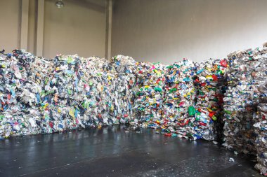 Modern, plastik preslenmiş balya tehlikeli işleme tesisi atık. Ayrı çöp toplama. Geri dönüşüm ve atık daha fazla bertarafı için depolama. Sıralama ve atık işleme için iş.