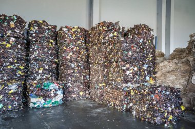 Plastik kahverengi preslenmiş balya modern atık tehlikeli işleme tesisinde stokunun. Ayrı çöp toplama. Sıralama ve depolama daha fazla bertarafı için atık geri dönüşüm. 