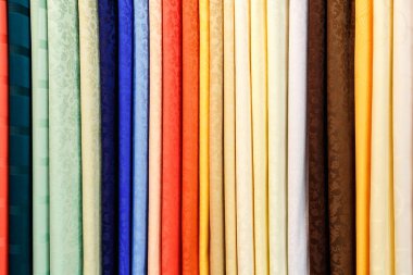 perdelik deposundaki satırdaki farklı renk Tekstil ipek kumaşlar giysi geniş seçim lay