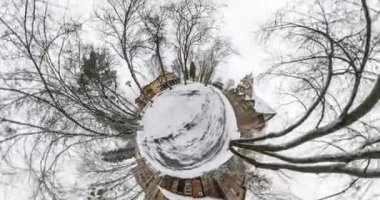 Küçük gezegen dönüşümü uzay eğriliği. tam uçuşu panorama ile artış kadar kış manzara göğe Şehir Parkı küçük bir kasaba. Hiçbir Vr