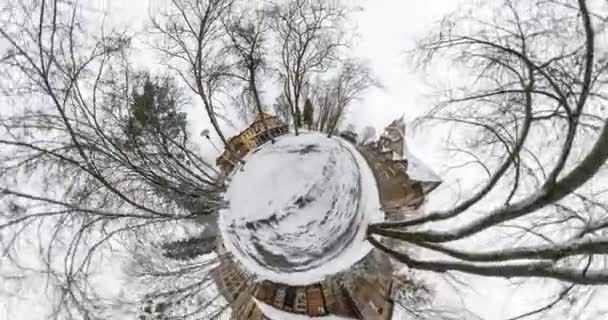 宇宙の曲率の小さな惑星変換 小さな町の都市公園における冬の風景の空に上がると完全フライバイ パノラマ — ストック動画