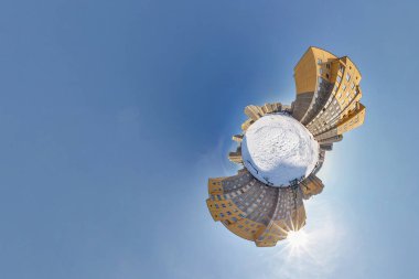 Küçük gezegen. Küresel hava 360 panoramik görünümü alan kentsel gelişme konut çeyrek kelebek kış güneşli bir günde mavi zemin üzerine bina yüksek katlı