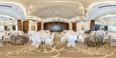 Minsk, Beyaz Rusya - Ağustos 1, 2017:360 panorama büyük ziyafet salonunun modern otel iç içeride. Tam 360 derecelik açı görünümü seamless panorama equirectangular küresel eşit uzaklıkta projeksiyon