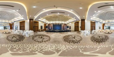 Minsk, Beyaz Rusya - Ağustos 1, 2017:360 panorama büyük ziyafet salonunun modern otel iç içeride. Tam 360 derecelik açı görünümü seamless panorama equirectangular küresel eşit uzaklıkta projeksiyon