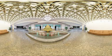 Minsk, Beyaz Rusya - Ağustos 7, 2016:360 panorama iç konuk salonu piramit ve harika avize. Eşit aralıklı dikdörtgen küresel projeksiyon tam 360 derece açı görünümü seamless panorama. VR içeriği