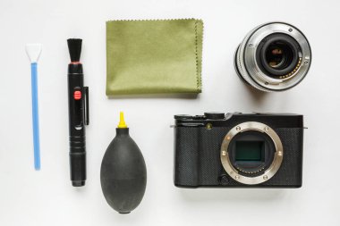 Aynasızlar dijital Aps-C kamera kirli matris sensör temizleme ve bakım bez, photocamera beyaz arka plan üzerinde temizlik fotoğrafçı ile yakın çekim