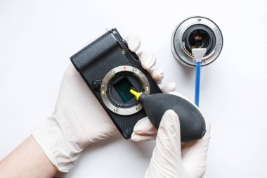 Aynasızlar dijital Aps-C kamera kirli matris sensör temizleme ve bakım bez, photocamera beyaz arka plan üzerinde temizlik fotoğrafçı ile yakın çekim