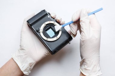 Aynasızlar dijital Aps-C kamera kirli matris sensör temizleme ve bakım bez, photocamera beyaz arka plan üzerinde temizlik fotoğrafçı ile yakın çekim