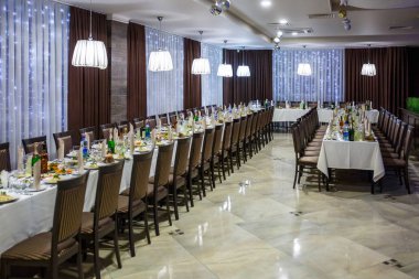 Grodno, Belarus - Ocak 2019: hizmet sofra düğün dekore edilmiş için görüntüleyin. Elit Restoran
