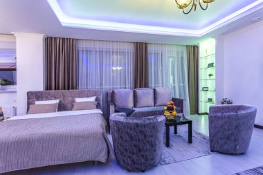 Minsk, Beyaz Rusya - Ocak, 2019: İç çatı katında açık renk tarzında düz neon ışık pahalı dairelerde modern yatak odası