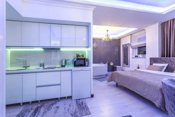 Minsk, Beyaz Rusya - Ocak, 2019: İç çatı katında açık renk tarzında düz neon ışık pahalı dairelerde modern yatak odası