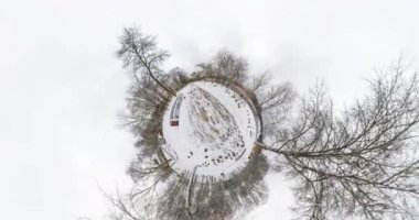 Küçük gezegen dönüşümü uzay eğriliği. Şehir Parkı Nehri yakınında kadar kış manzara Göğe Yükseliş ile tam uçuşu panorama. Hiçbir Vr