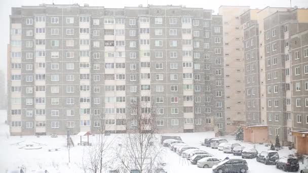 Snöfall Ett Bostadsområde Suddiga Bakgrunden Flervånings Byggnad — Stockvideo