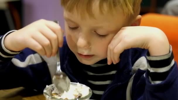 Mały Chłopiec Nastolatki Jeść Deser Lody Kawiarni — Wideo stockowe