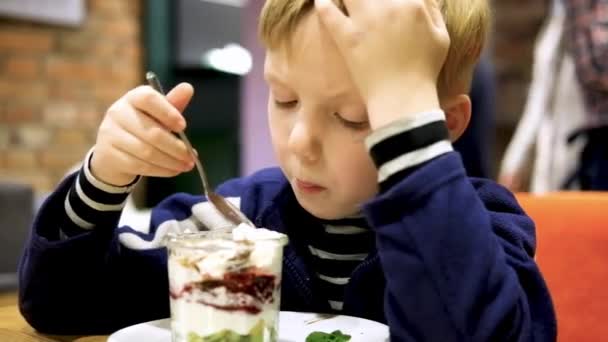 Petit Adolescent Garçon Manger Dessert Crème Glacée Dans Café — Video