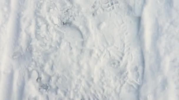 Een Man Zwarte Laarzen Wandelen Sneeuw Eerste Persoonsmening Van Bovenaf — Stockvideo