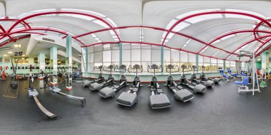 Minsk, Beyaz Rusya - Eylül 10, 2017:360 panorama görünümü'nde spor spor salonu ekipman ve simülatörleri ile iç açı. Tam 360 derece sorunsuz equirectangular küresel panorama. VR ar içeriği